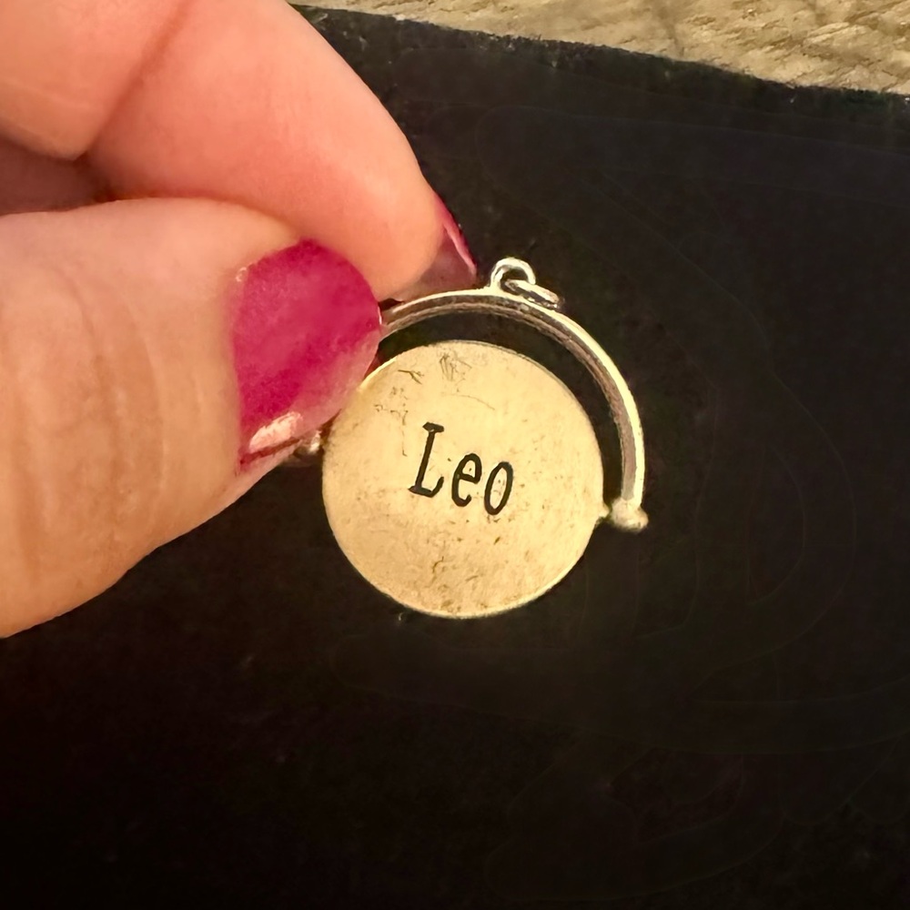 ♌️ Bronze Swivel Leo Zodiac Pendant 🦁